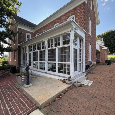 The Victorian View–Oley, PA. Relax, Unwind, & Enjoy the Countryside with pool!