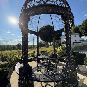 Outdoor dining - The Victorian View–Oley, PA.  Relax, Unwind, & Enjoy the Countryside with pool! (Oley)
