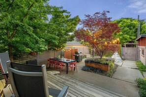 Outdoor dining - Caballero House (Seattle)