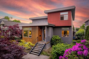 Exterior detail - Caballero House (Seattle)