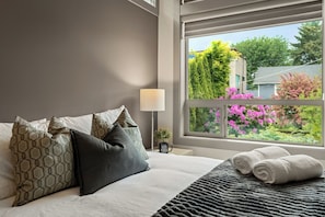 6 bedrooms, iron/ironing board, Internet - Caballero House (Seattle)