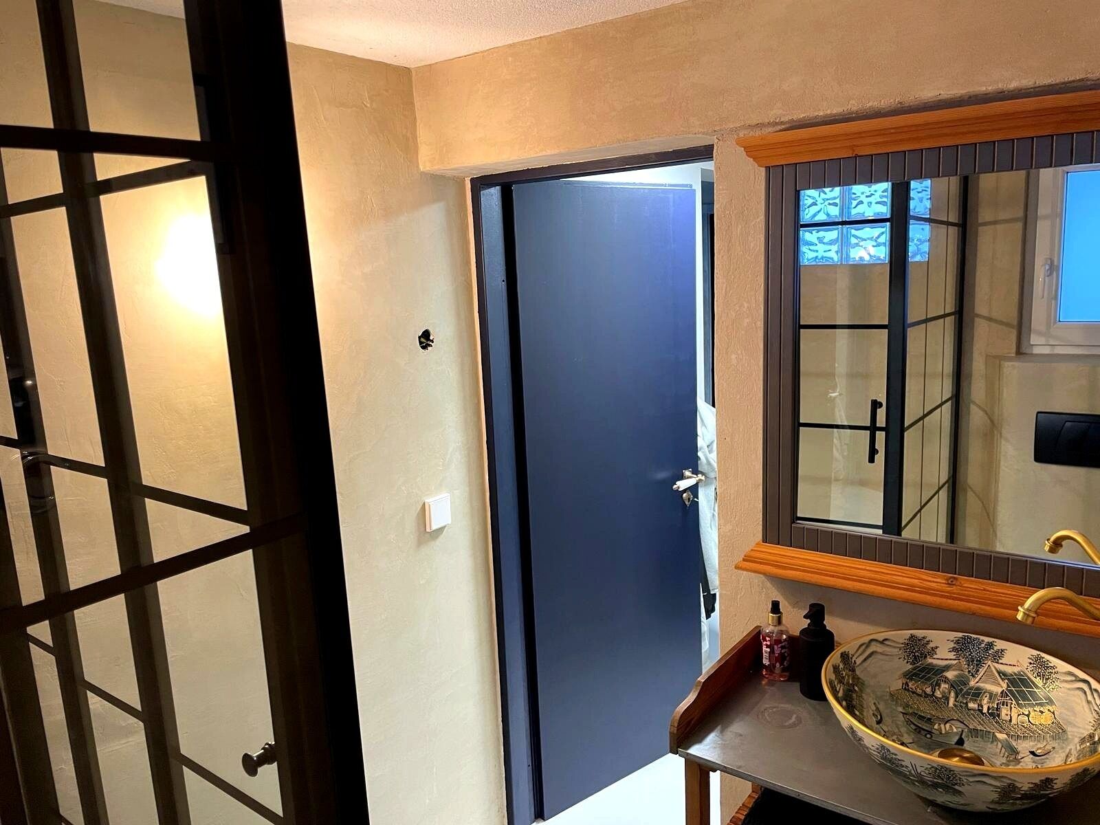 Secadora de cabello, toallas, jabón, papel de baño 