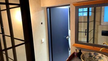 Secadora de cabello, toallas, jabón, papel de baño