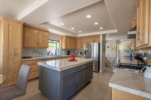 Dishwasher - Peaceful 3 bed 2 bath spacious home at Avondale Golf Club Palm Desert (Palm Desert)