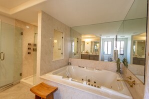 Shower, towels - Peaceful 3 bed 2 bath spacious home at Avondale Golf Club Palm Desert (Palm Desert)