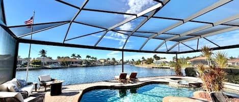 Alberca al aire libre y alberca climatizada