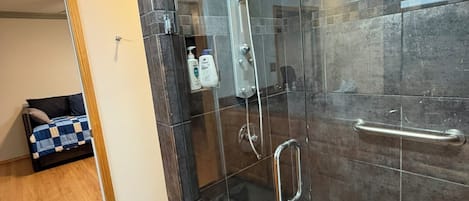 シャワー、タオル、石鹸、トイレットペーパー