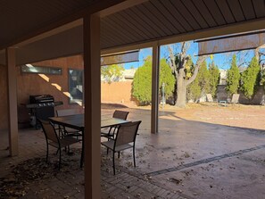 Outdoor dining - Charming Home Near Hidden Park (Albuquerque)