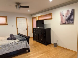 3 bedrooms, iron/ironing board, WiFi, bed sheets - Charming Home Near Hidden Park (Albuquerque)