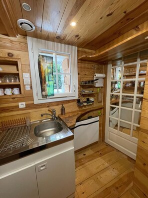 Refrigerador, microondas, parrilla de estufa y cafetera y tetera 