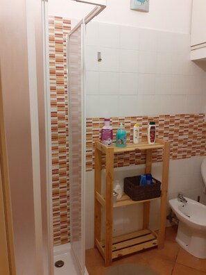 Huone | Kylpyhuone | Suihku, ilmaiset hygieniatuotteet, hiustenkuivaaja, pyyhkeet