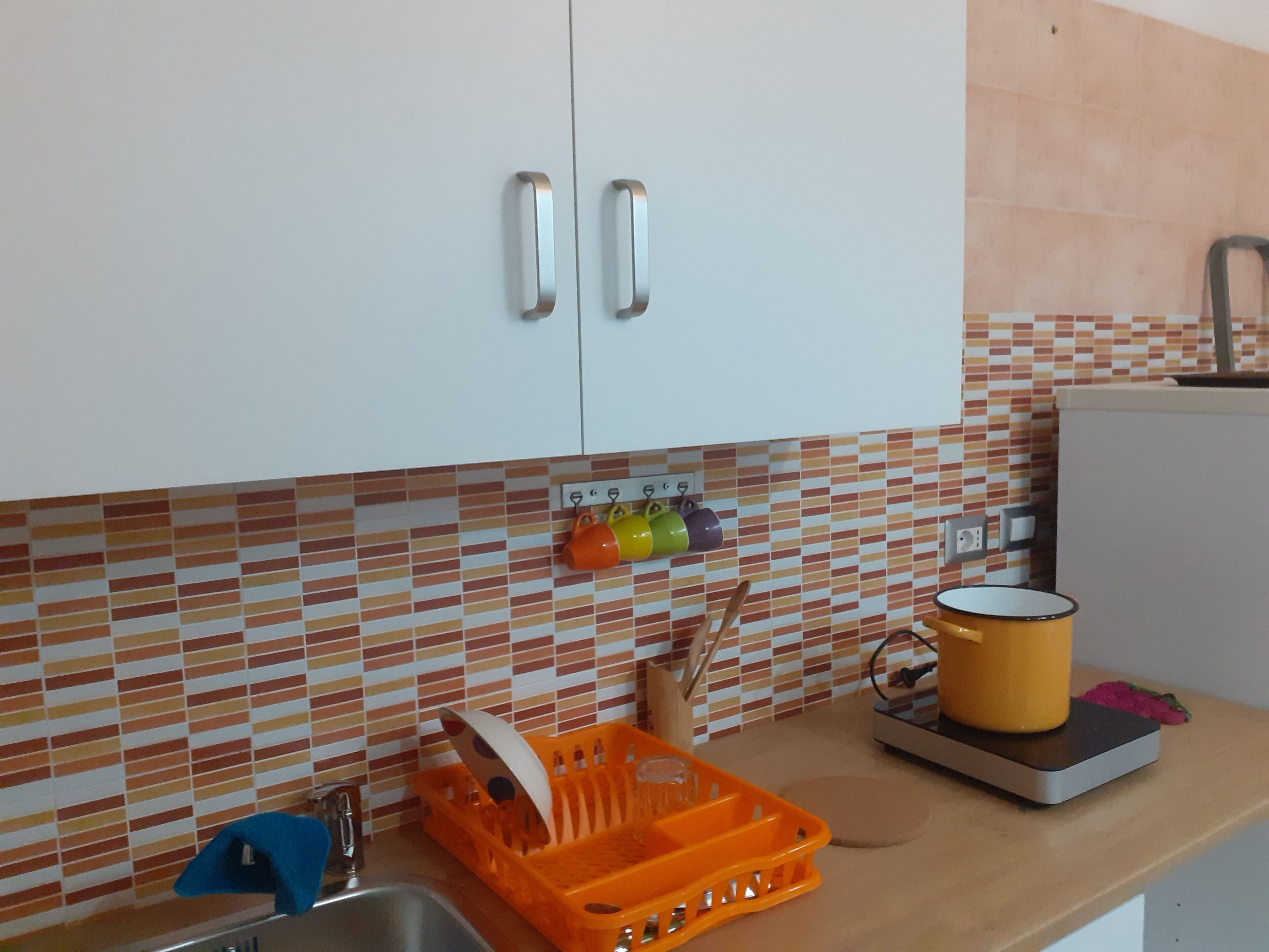 Departamento | Cocina privada | Refrigerador, microondas, parrilla de estufa y utensilios de cocina 