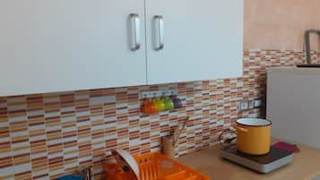 Departamento | Cocina privada | Refrigerador, microondas, parrilla de estufa y utensilios de cocina