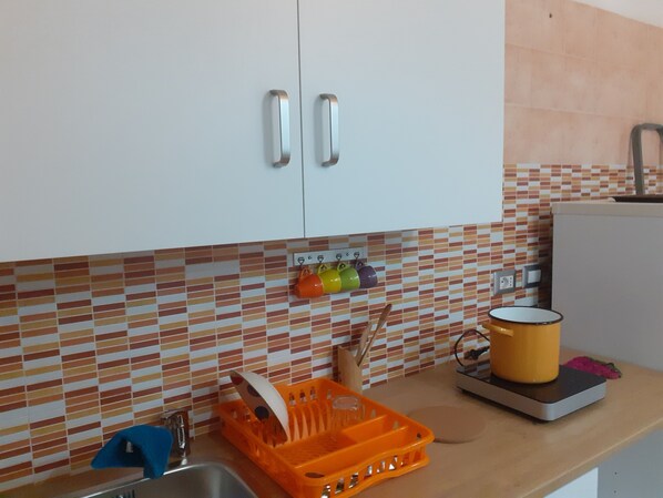 Appartamento | Cucina privata | Frigorifero, microonde, piano cottura, pentole/stoviglie/utensili