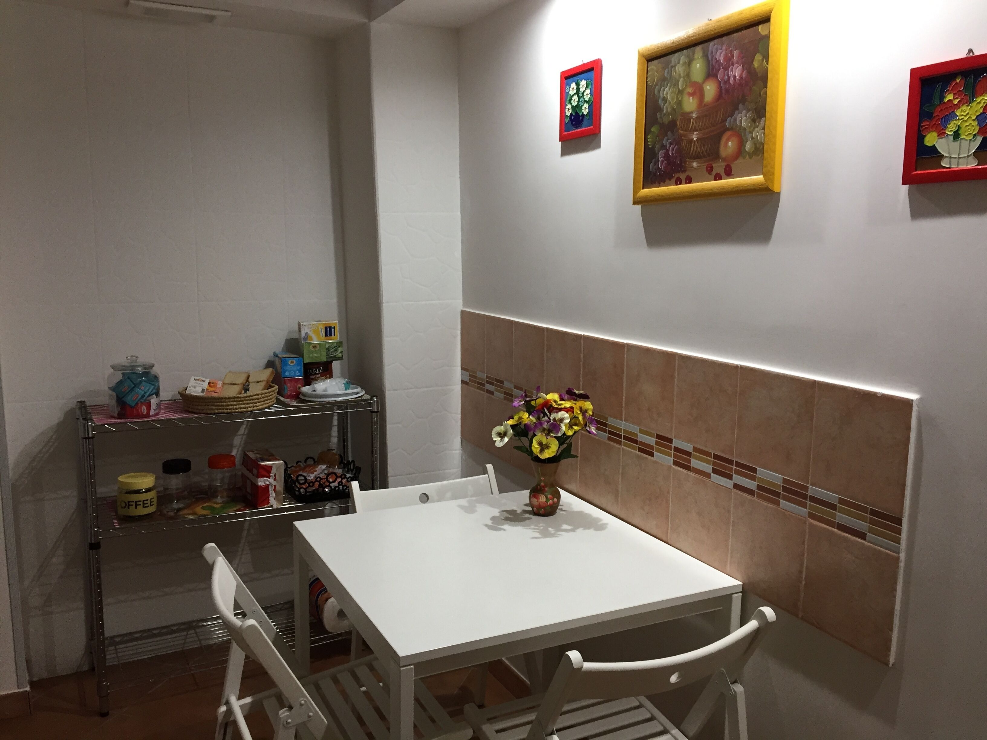 Apartment | Eigene Küche | Kühlschrank, Mikrowelle, Herdplatte, Kochgeschirr/Geschirr/Besteck