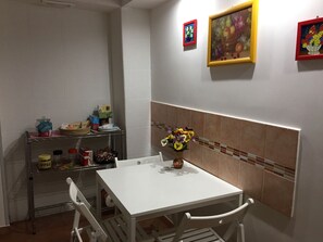 Apartment | Eigene Küche | Kühlschrank, Mikrowelle, Herdplatte, Kochgeschirr/Geschirr/Besteck