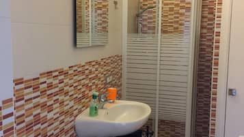 Apartment | Badezimmer | Dusche, kostenlose Toilettenartikel, Haartrockner, Handtücher