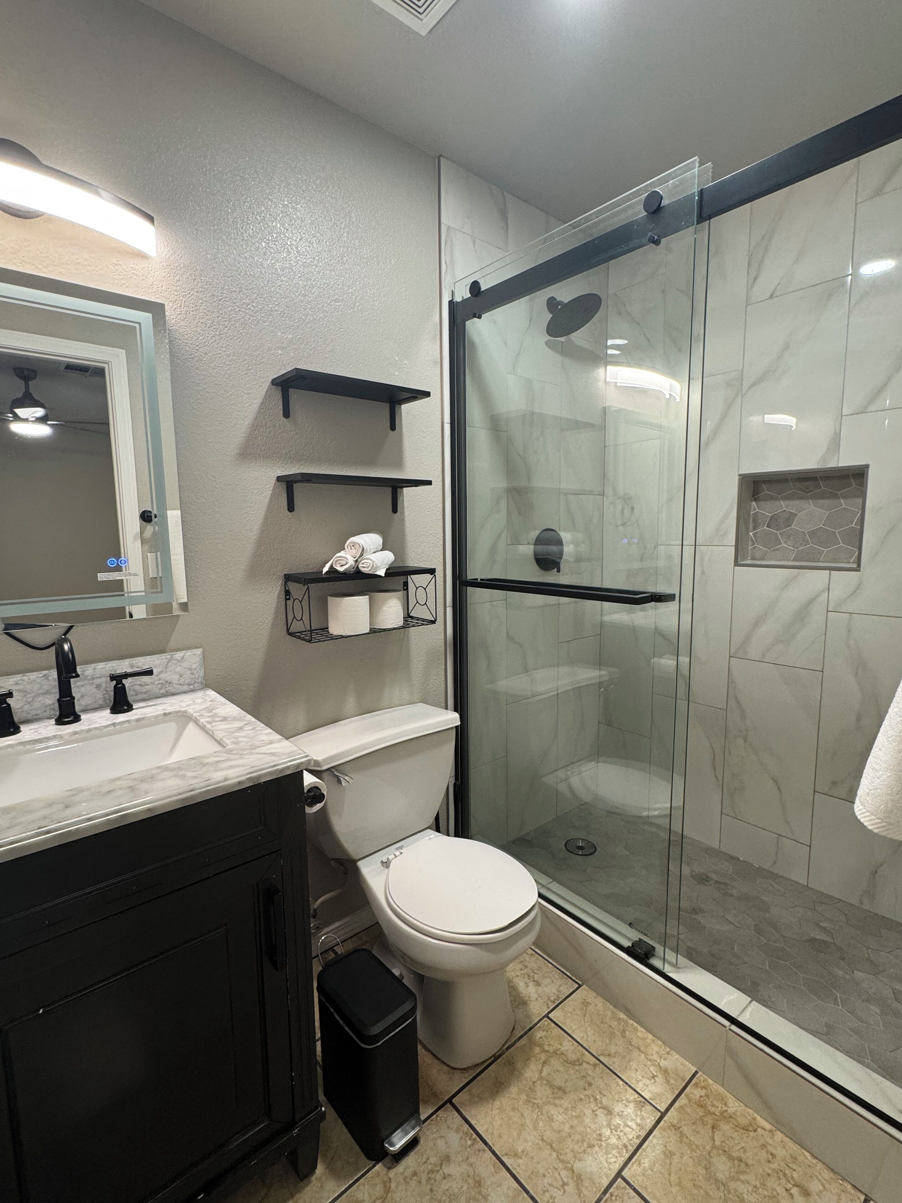 Secador de pelo, toallas, jabón y papel higiénico