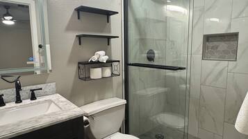 Secador de pelo, toallas, jabón y papel higiénico