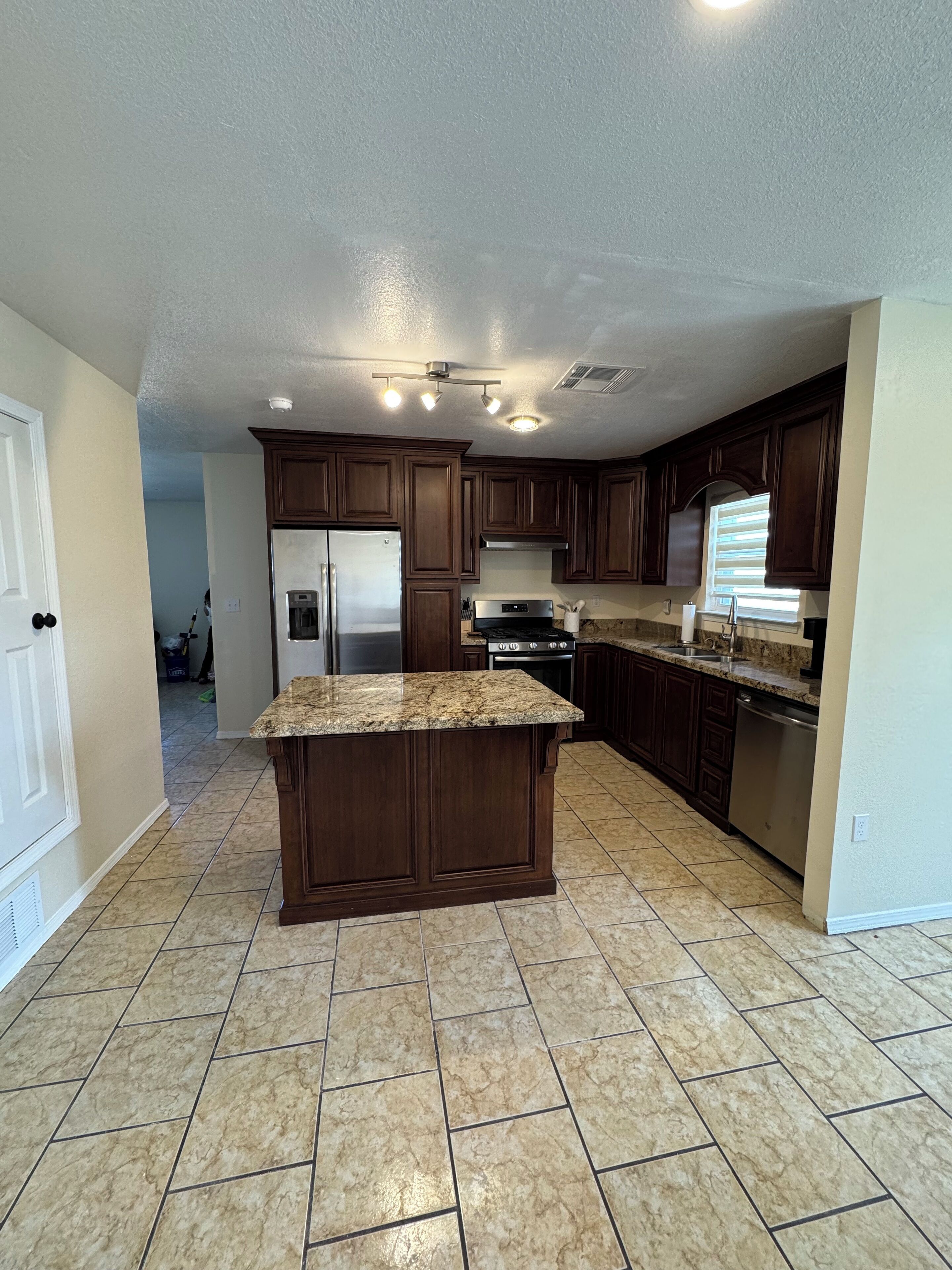 Microondas, horno, placa de cocina y lavavajillas