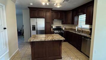 Microondas, horno, placa de cocina y lavavajillas