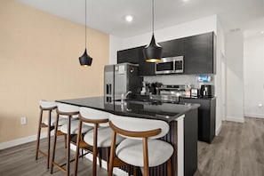 Wasserkocher mit Kaffee-/Teezubehör, Kühlschrank, Mikrowelle, Ofen