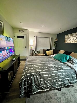 4 bedrooms, iron/ironing board, WiFi, bed sheets