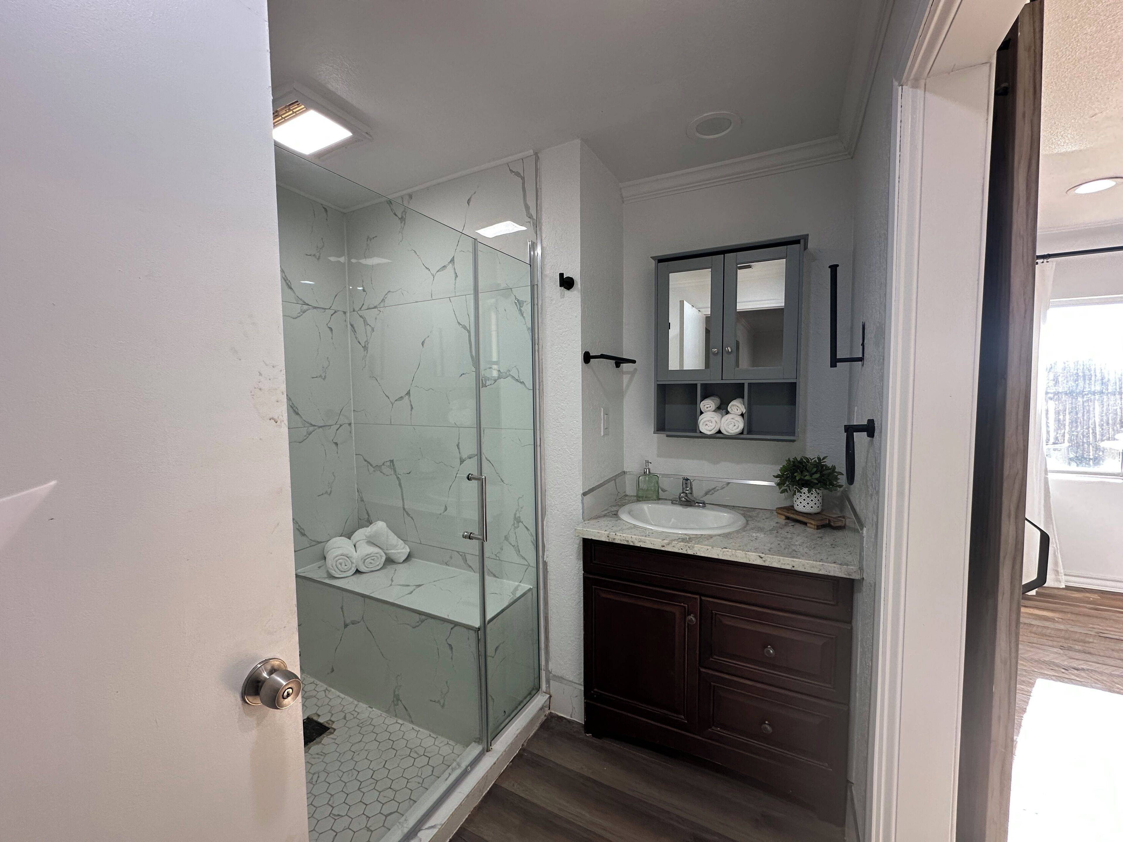 Ducha, secador de pelo, toallas y jabón