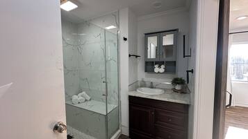 Ducha, secador de pelo, toallas y jabón