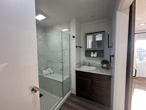 Dutxa, assecador de cabells, tovalloles i sabó 