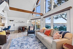 Living area - 5 Bedroom Lake House w/ Incredible View and Private Dock on the water (Granbury)