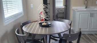 Pleasant 1-bedroom cabin with AC in cozy Carthage. Located on historic Rt66