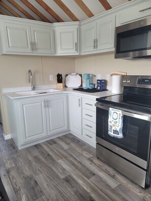 Microwave, oven, stovetop - Pleasant 1-bedroom cabin with AC in cozy Carthage. Located on historic Rt66 (Carthage)