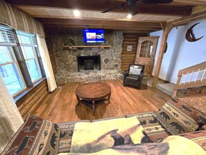 Living area - Beaver Creek Cabin in Knoxville: Kick Back Or Kayak (Knoxville)