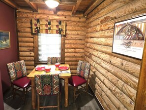 Dining - Beaver Creek Cabin in Knoxville: Kick Back Or Kayak (Knoxville)
