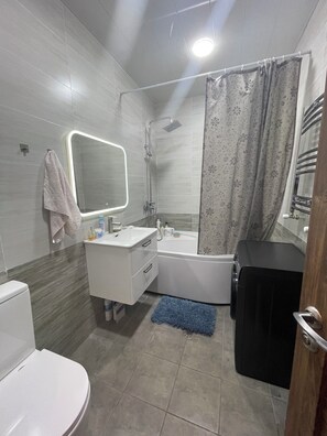 Hair dryer, towels, soap, toilet paper - Cozy 2-bedroom apartment in pleasant Yerevan with AC (Yerevan)