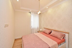 Tabla de planchar con plancha, wifi y ropa de cama 