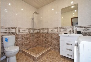 Secadora de cabello, toallas, jabón, papel de baño 