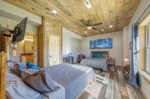 Tabla de planchar con plancha y ropa de cama