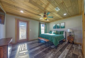 Iron/ironing board, bed sheets - Recharge with an amazing view of English mountain out each window, or back deck. (Dandridge)