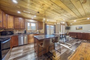 Microwave, oven, stovetop, dishwasher - Recharge with an amazing view of English mountain out each window, or back deck. (Dandridge)
