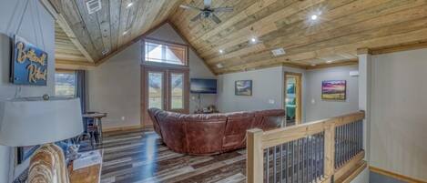 Televisión y chimenea