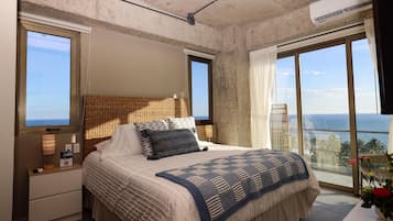 2 dormitorios, caja fuerte, escritorio y tabla de planchar con plancha