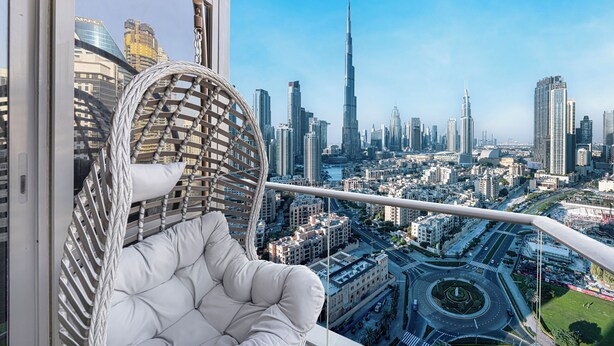 Balcón de un rascacielos con vistas a la ciudad, incluyendo el Burj Khalifa.
