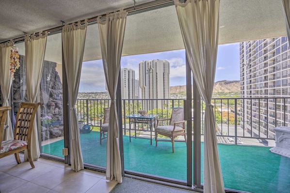 Interior - Waikiki 2 bd - 2 blocks from the beach (Honolulu)