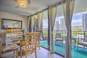 Dining - Waikiki 2 bd - 2 blocks from the beach (Honolulu)