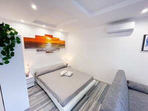 Phòng Suite Junior, quang cảnh biển | Két bảo mật tại phòng, bàn, phòng cách âm 