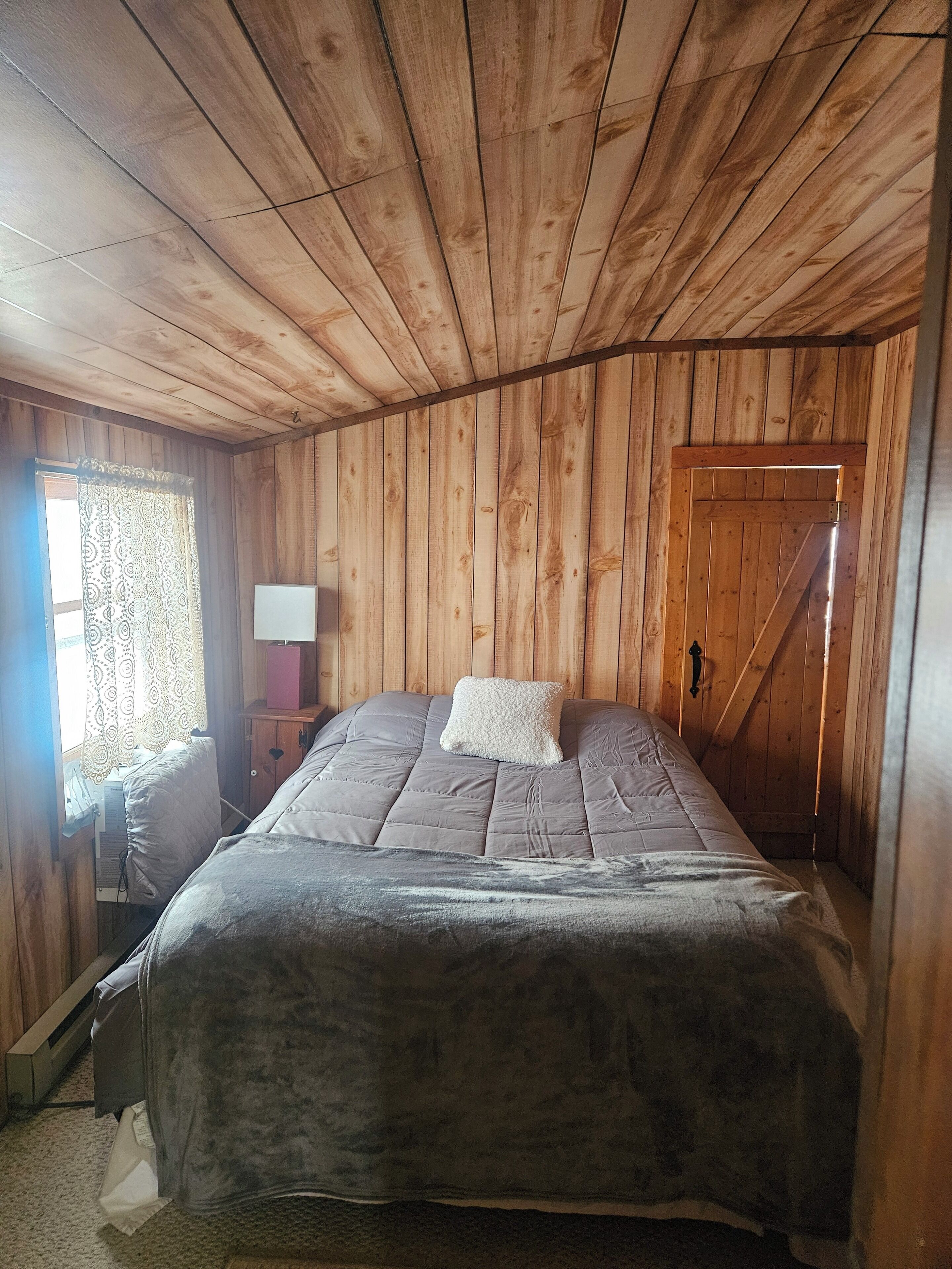 5 bedrooms, travel cot, WiFi, bed sheets