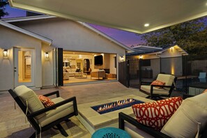 Terrace/patio - Luxury Home in Arcadia Lite - Heated Pool/Spa - Prime Location (Phoenix)