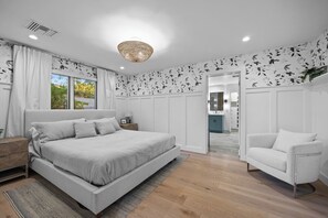 4 bedrooms, iron/ironing board, Internet, bed sheets - Luxury Home in Arcadia Lite - Heated Pool/Spa - Prime Location (Phoenix)